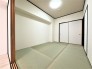 リビング横に設けられた和室スペース。
戸を開放してリビングと一体でお使い頂くと、とっても広く開放的になります！
真新しい畳の良い匂いがしますよっ！