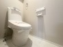 上部に収納棚があり、トイレットペーパーや掃除用具をスッキリ収納できます！

