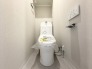 上部に収納棚があり、トイレットペーパーや掃除用具をスッキリ収納できます！


