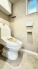 上部に収納棚があり、トイレットペーパーや掃除用具をスッキリ収納できます！