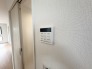 キッチンの壁にはユニットバスのコントローラーが設置されています！
お湯張りや追焚き操作もキッチンから操作でき
いつでも温かいお風呂に入ることができます！
