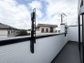 広々としたバルコニーがあり、たくさんの洗濯物を干すことができます！
日当たりが良く暖かいですよ～！

