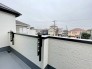広々としたバルコニーがあり、たくさんの洗濯物を干すことができます！
日当たりが良く暖かいですよ～！