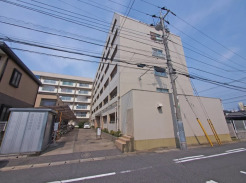 松戸駅から徒歩７分の白い外観が目印のマンション