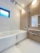 15号棟　お手入れ簡単でキレイを保つ技術の数々が、家事の負担を減らしてくれます。暖かいお風呂でゆっくりと入浴し一日の疲れを癒す大切な空間をお過ごしください

