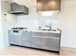 I型キッチンは作業スペースが広くて効率よくお料理ができます！
食洗機も完備で食後の皿洗いが楽々です！

