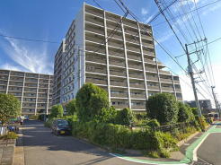 塚田駅から徒歩５分！重厚感のある外観で総戸数165世帯のマンションです。
