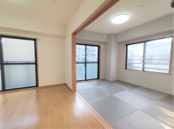 リビング横に設けられた和室スペース。お子様のプレイルームやお客様のお部屋として多用途でお使い頂けます！
日本人ならやっぱり和室ですよね！
