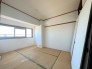 リビング横に設けられた和室スペース。お子様のプレイルームやお客様のお部屋として多用途でお使い頂けます！
日本人ならやっぱり和室ですよね！
