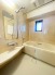 窓のある１４１８サイズの浴室、浴室換気乾燥機付きで雨の日のお洗濯にも便利です