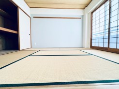 続き間の和室は、くつろぎ空間として、来客時は客間にもなります！
畳の上でゴロゴロするのも良いですよ～！？
