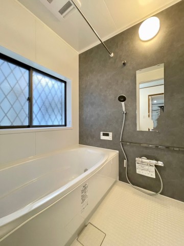 浴室換気乾燥暖房機能付きの浴室は、雨の日でも乾燥機能で洗濯物をカラっと乾かせます。