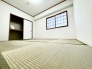 リビング横に設けられた和室スペース。
戸を開放してリビングと一体でお使い頂くと、とっても広く開放的になります！
真新しい畳の良い匂いがしますよっ！

