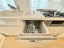 家事の時短に効果大の食洗器付き。高温でパワフルに洗い、温風乾燥します。手洗いよりも節水・節約が可能です。
一度使うと手放せないですよ！
