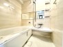 浴室換気乾燥暖房機能付きの浴室は、雨の日でも乾燥機能で洗濯物をカラっと乾かせます。自動湯はりや追い焚き機能を備えたオートバスで一日の疲れを癒していただけます。
