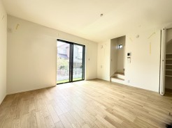 【1号棟】ご家族だんらんのスペースとなるリビング。家具の配置がしやすい広さを確保しています!