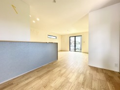 【1号棟】キッチンと統一感のある家具など設置し、お洒落な空間に!