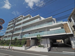 アースホワイトのタイル張り6階建てマンション