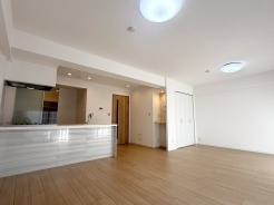 落ち着いた雰囲気に包まれて、伸びやかな空間の中で、ゆったりと家族団らんのひとときを過ごせます。