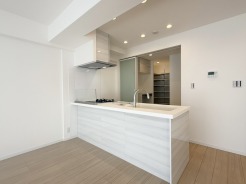 なんとカップボードが備え付け!
食器やキッチン用品をたくさん置けますね!