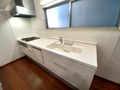 キッチンスペースは明るい空間に!使い手目線でポイントを押さえ、家事が楽しく進むキッチン。細部にまで施された上質なアイテムが快適な日常生活を叶えてくれます。お料理もしやすく、お子様の様子を見ながら家事も出来ます!