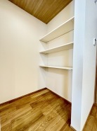 【A号棟】キッチンパントリーがついてます!!
お米、缶詰、乾物、レトルトなどの保存がきく食品、家電製品、食器、日用品など、キッチンまわりで使うものを保管できとても重宝します!