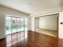 広々としたLDKは、家具のレイアウトも自由自在です。
素敵なインテリアに囲まれた、自分好みの空間を。