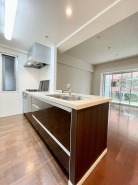 キッチンスペースは明るい空間に!使い手目線でポイントを押さえ、家事が楽しく進むキッチン。細部にまで施された上質なアイテムが快適な日常生活を叶えてくれます。お料理もしやすく、お子様の様子を見ながら家事も出来ます!