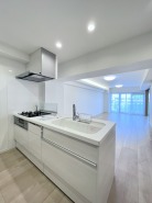 キッチンスペースは明るい空間に!使い手目線でポイントを押さえ、家事が楽しく進むキッチン。細部にまで施された上質なアイテムが快適な日常生活を叶えてくれます。お料理もしやすく、お子様の様子を見ながら家事も出来ます!