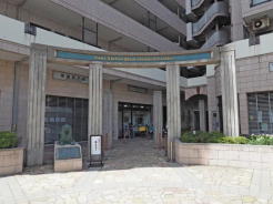 マンション階下にはコーヒーショップや歯科、銀行などのテナントが入っていてとても便利です。