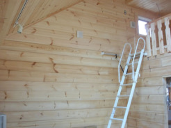 ロフト
2面に窓を設け、採光・通風良好です。個室感覚のワークスペースは作業の途中で離席する際も生活感が出にくく、急な来客も安心です。