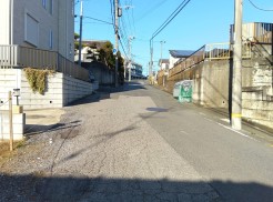 駐車が苦手な方にも嬉しい前面が広い道路に面した住まい。
お車の出し入れもしやすいですよ!