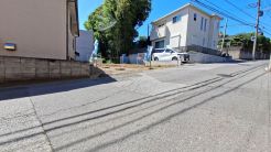 閑静な住宅街です!お子様と手を繋いで並んで歩けるくらい広い前面道路です!