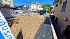 現況更地です! 間口の広い整型地でお車の出し入れも安心楽々!