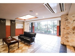 敷地内にある中庭(クイーンズガーデン)に面した開放感のあるロビー