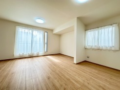 ご家族だんらんのスペースとなるリビング。家具の配置がしやすい広さを確保しています!