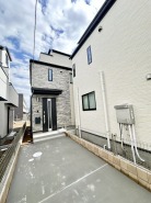 1-D号棟 建物完成しました!
閑静な住宅地で小さなお子様がいるご家族にも安心。
住宅地で叶える穏やかな新生活が待ってます。
是非、現地ご内見ください!