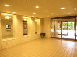 エントランスは、お客様を住まう方を出迎えるマンションの顔です。明るい広々したエントランスで皆様を迎えて下さいます。