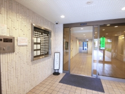 エントランスにはオートロックが設置されセキュリティにも配慮しています