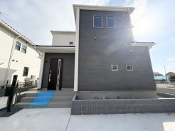 建物完成しました!
閑静な住宅地で小さなお子様がいるご家族にも安心。
住宅地で叶える穏やかな新生活が待ってます。
是非、現地ご内見ください!