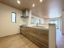 A号棟
キッチンスペースは明るい空間に!使い手目線でポイントを押さえ、家事が楽しく進むキッチン。細部にまで施された上質なアイテムが快適な日常生活を叶えてくれます。お料理もしやすく、お子様の様子を見ながら家事も出来ます!