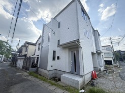 交通量の少ない前面道路です。
小さなお子様がいるご家庭でも安心です!