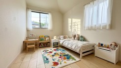 子供部屋は明るい空間となっています!寝室にも良さそうですね!
※家具はイメージです。