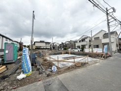 交通量の少ない前面道路です。
小さなお子様がいるご家庭でも安心です!