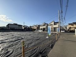 閑静な住宅街です!お子様と手を繋いで並んで歩けるくらい広い前面道路です!