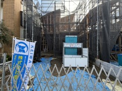 (1号棟)
閑静な住宅地で小さなお子様がいるご家族にも安心。
住宅地で叶える穏やかな新生活が待ってます。
(未完成)