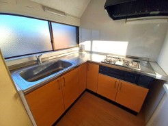 キッチンスペースは明るい空間に!使い手目線でポイントを押さえ、家事が楽しく進むキッチン。細部にまで施された上質なアイテムが快適な日常生活を叶えてくれます。お料理もしやすく、お子様の様子を見ながら家事も出来ます!