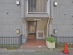 階段は2戸の住戸に対して1つの割合で設置されていますのでプライバシー性も高めです。