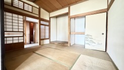 木肌の温もりと職人の意匠が調和する空間は、開放的な開口部により日当りと通風が確保され、伝統的な設えが暮らしに静かな落ち着きとゆとりをもたらしてくれます