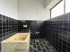 足を伸ばして1日の疲れを癒しゆったりできるバスルーム!のんびり入浴タイムをお過ごし下さい!
入浴後は窓を開けてしっかりと換気ができます。
